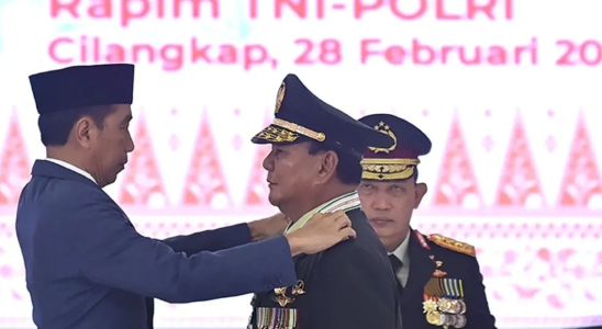Jokowi Berikan Pangkat Spesial Jenderal TNI (HOR) ke Prabowo Subianto Jakarta, Ruraltelecon.org - Presiden Joko Widodo (Jokowi) menganugerahkan pangkat spesial Jenderal TNI (HOR) ke Menteri Pertahanan Prabowo Subianto.